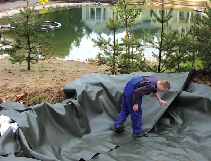 Wykonanie stawu kąpielowego: Natlenianie wody - prowadzenie rurociągu do małego stawu