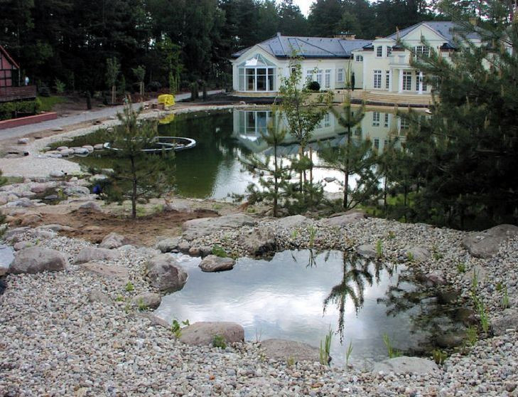 Wykonanie stawu kąpielowego: Natlenianie wody - prowadzenie rurociągu do małego stawu, skąd kaskadą woda spływa z powrotem do niecki kąpielowej