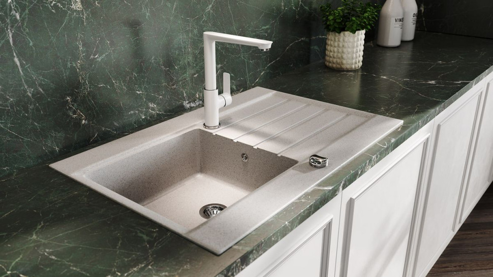 Na tle ciemnej ściany okazale prezentuje się stojąca bateria zlewozmywakowa Adore White-Chrome