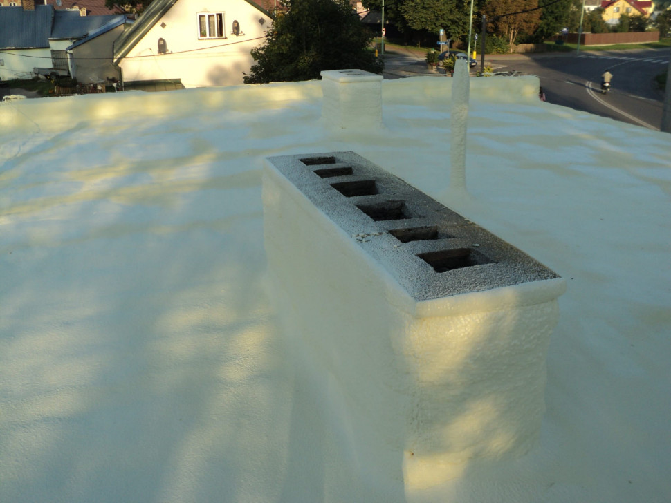 Izolacja termiczna stropodachu pianką Soudafoam SPF