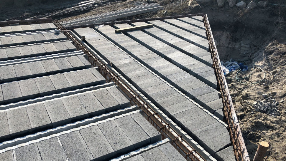 W większości przypadków stropy żelbetowe można przepro- jektować na stropy prefabrykowane.