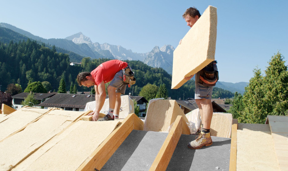Maty  STEICOflex 036 układane jako izolacja międzykrokwiowa na zewnątrz. fot. STEICO