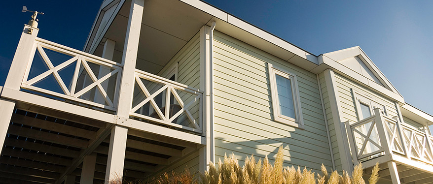 Styl skandynawski często można spotkać w formie parterowych domków z użytkowym poddaszem.