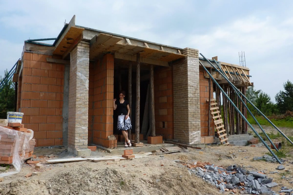 Widoczne stemplowanie stropu, nadproża i szalowanie wieńca