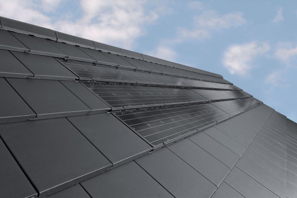 Jednorodne połączenie dachówki z panelami w systemie BMI Braas PV Premium