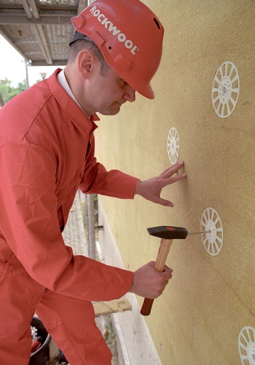 Wełna mineralna ma bardzo mały opór dyfuzyjny, dlatego nie wolno jej pokrywać blokującymi ruch wilgoci rodzajami tynku (np. akrylowym)