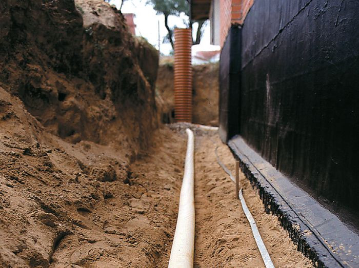 Sposób izolacji piwnic zawsze powinien być opracowywany indywidualnie, w zależności od warunków gruntowo-wodnych na działce