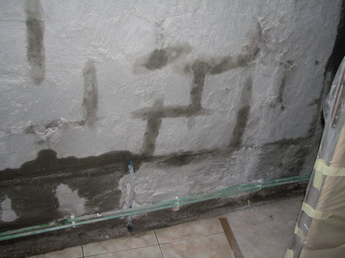 Woda gruntowa najłatwiej przenika przez spoiny pomiędzy pustakami fundamentowymi. W efekcie uwidacznia się siatka spoin na ścianie piwnicznej