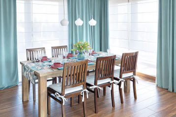 Dekoracja okna - tradycyjna roleta rzymska i zasłona okienna na taśmie marszczącej