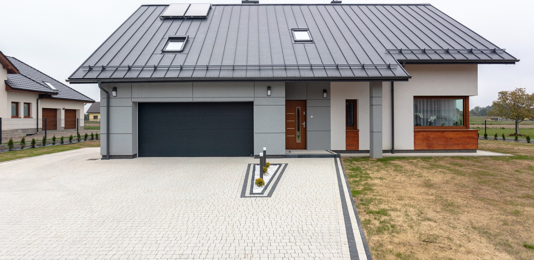 Brama garażowa a pogoda: poradnik skutecznej konserwacji