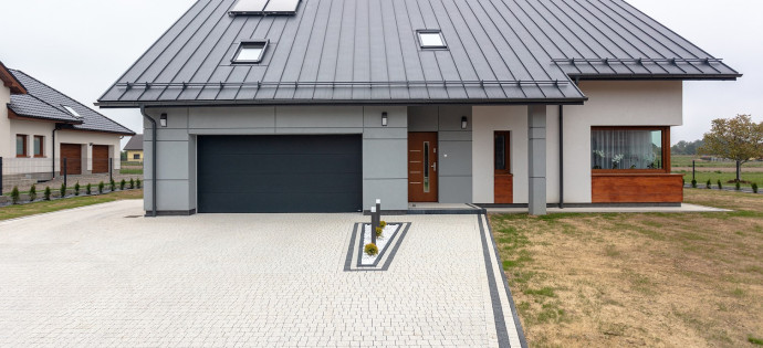 Brama garażowa a pogoda: poradnik skutecznej konserwacji