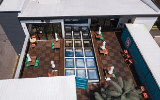 Okna do dachów płaskich FAKRO w nadmorskich restauracjach w USA