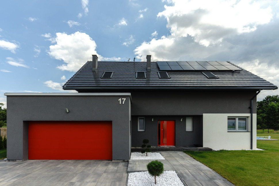 Czerwona brama segmentowa INFINITI idealnie pasuje do drzwi wejściowych w tym samym kolorze