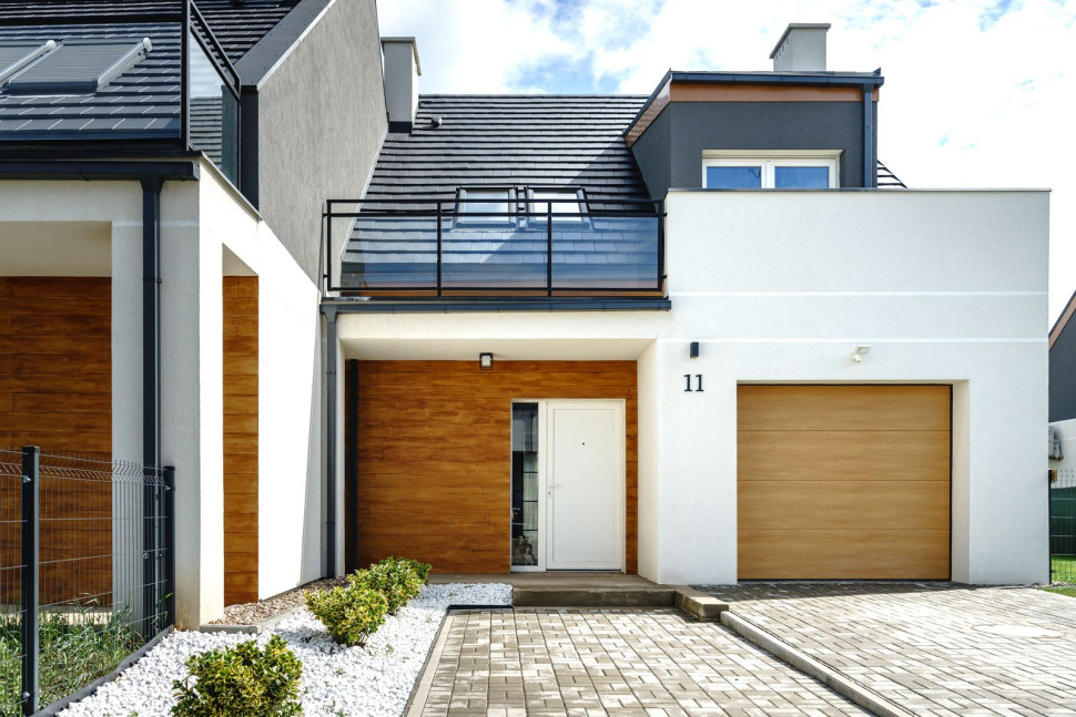 Brama INFINITI zamontowana w jednostanowiskowym garażu idealnie pasuje do nowoczesnego budownictwa