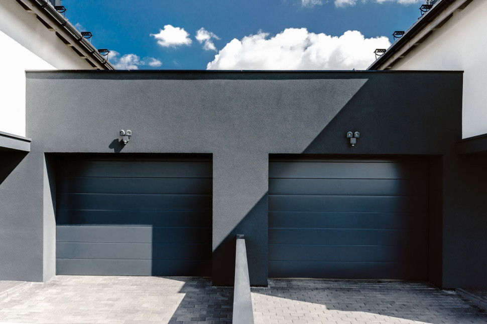 Dwa garaże zamknięte segmentową bramą INFINITI