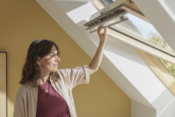 Trzyszybowe okna dachowe VELUX z górnym systemem otwierania z linii Standard i Standard Plus