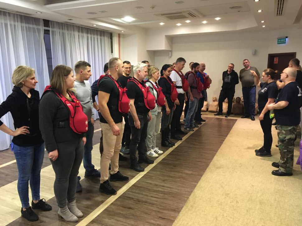 Zapewnienie takiej wiedzy jest istotne dla dobra pracowników i bezpieczeństwa w miejscu pracy