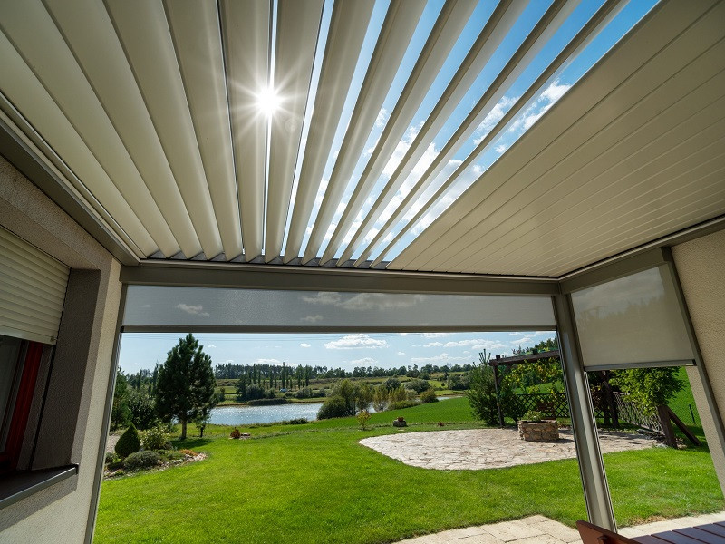 Pergola tarasowa AWILUX doskonale chroni przed promieniami słońca
