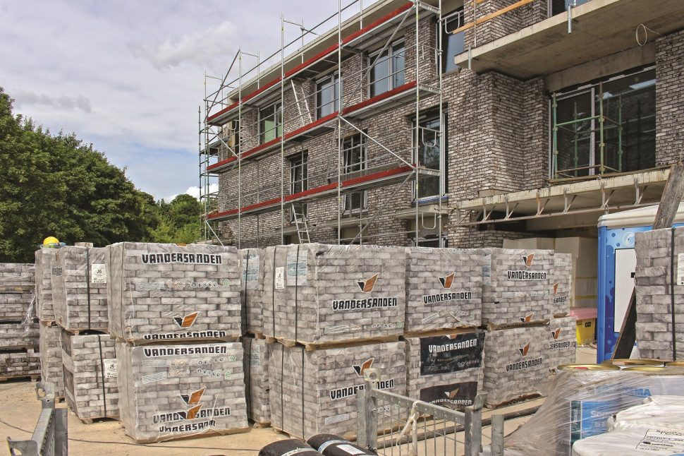 Zapakowana cegła ręcznie formowana Rainbow Snowdust Vandersanden czeka na placu budowy