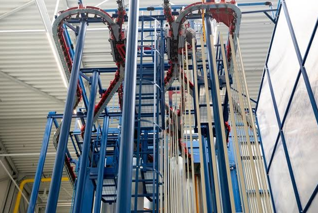 Każdy profil aluminiowy po wcześniejszym odtłuszczeniu i wytrawieniu, zostaje poddany preanodyzacji