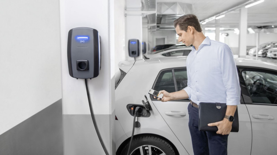 Dzięki inteligentnej opcji sieciowej i komunikacji RFID nowa rodzina ładowarek AC SMART EV jest szczególnie przygotowana na potrzeby zastosowań komercyjnych