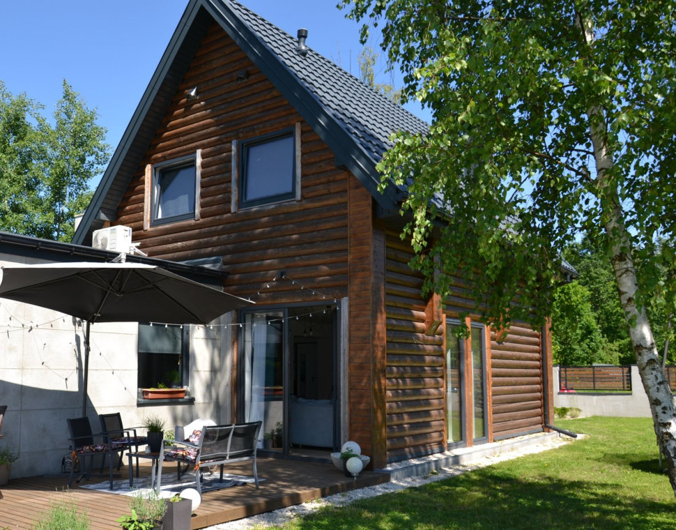 Jednostkę zewnętrzną zamontowano w przewiewnym miejscu, na ścianie poddasza