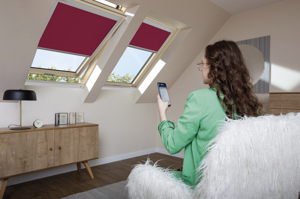 Rolety ARF dostępne są w różnych kolorach, w tym Viva Magenta - kolorze roku 2023 (fot. FAKRO)