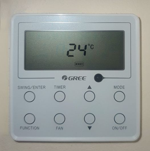 Przewodowy regulator ścienny klimatyzatora