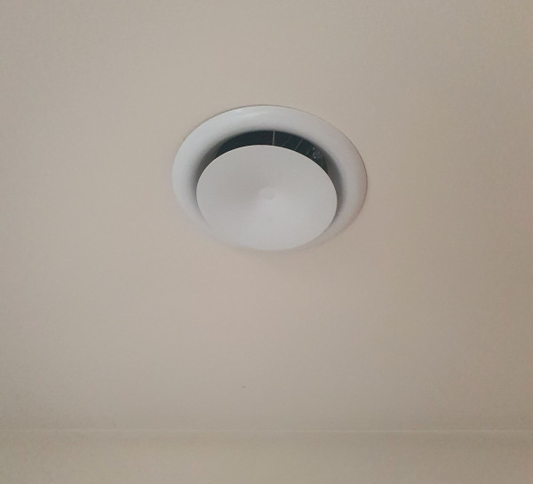 Od jednostki wewnętrznej (na strychu) poprowadzono kanały (do czterech pomieszczeń) i każdy zakończono anemostatem