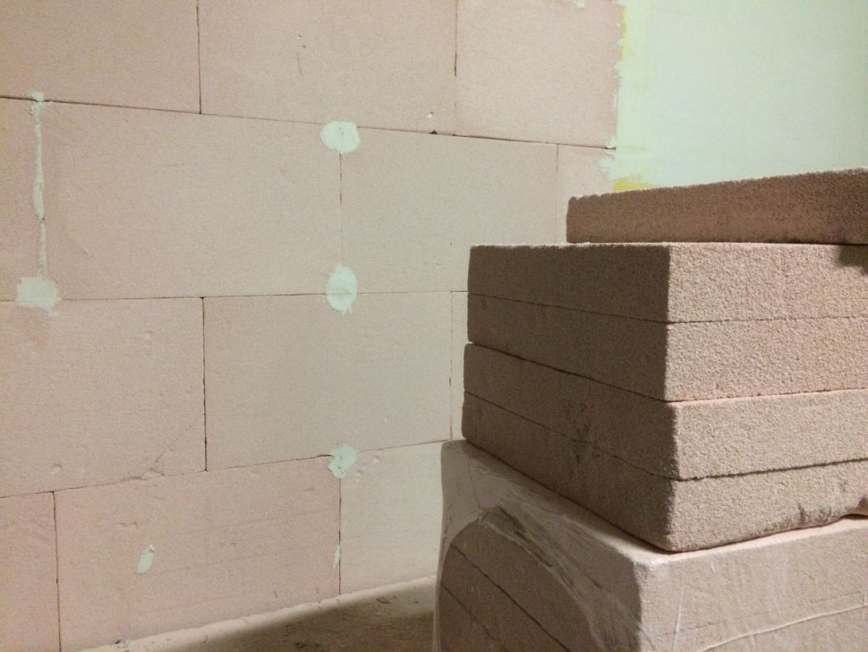 Fragment ściany ocieplony od wewnątrz płytami RenoTherm. fot Ecovario