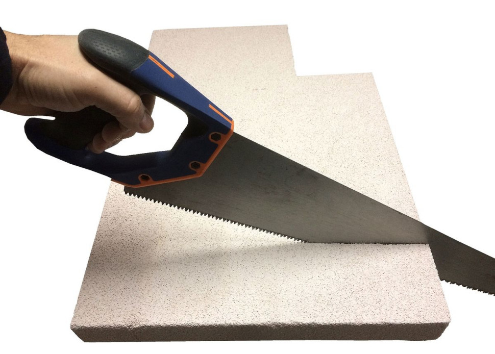 Przycinanie płyty RenoTherm piłą. fot. Ecovario