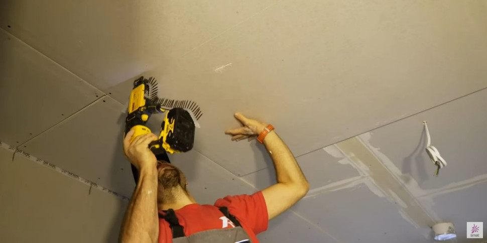 Montaż poszycia z dedykowanych płyt g-k do konstrukcji sufitu podwieszanego. fot. Siniat