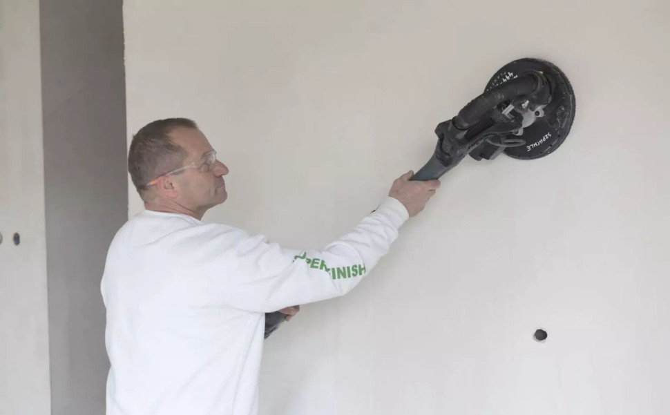 Szlifowanie gładzi Knauf Super Finish na ścianie tzw. żyrafą 