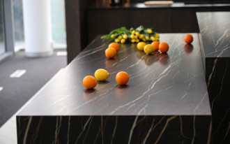 Jakie są zalety wielkoformatowych spieków TRI-D?