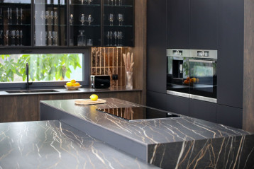 Spieki wielkoformatowe TRI-D jako blat wyspy kuchennej