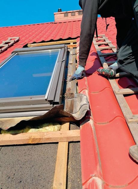 Wymiana okna dachowego - krok 1. Najpierw demontuje się fragment pokrycia dachowego dookoła okna