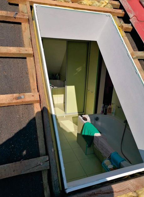 Wymiana okna dachowego - krok 2. Wnęka okienna po zdemontowaniu okna