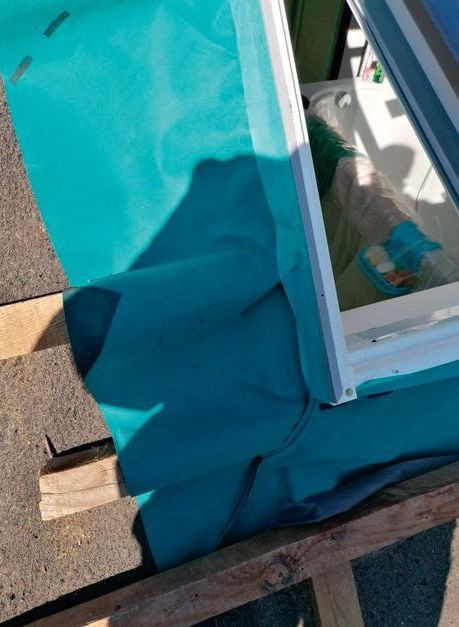 Wymiana okna dachowego - krok 3. Nowa rama osadzona, zamontowano zestaw ocieplająco-uszczelniający