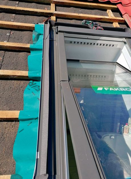 Wymiana okna dachowego - krok 4. Kołnierz okienny przykręcony, rynienka odwadniająca zrobiona zgodnie z zaleceniem producenta