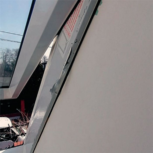 Wymiana okna dachowego - krok 5. Tak to wygląda od środka, szczelinę między ramą i płytą g-k uzupełniamy akrylem