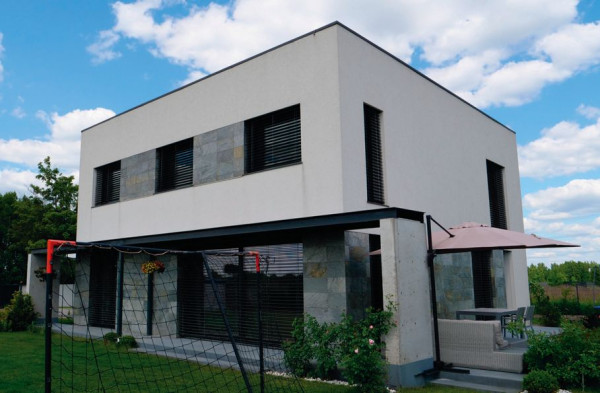 Dom energooszczędny charakteryzuje zwarta bryła, przeszklenia od południa, brak balkonów i zbędnych detali architektonicznych