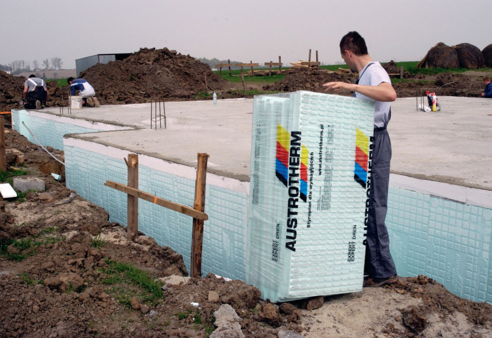 Do termoizolacji ścian fundamentowych przeznaczony jest styropian odporny na zawilgocenie, który zwykle jest niebieski