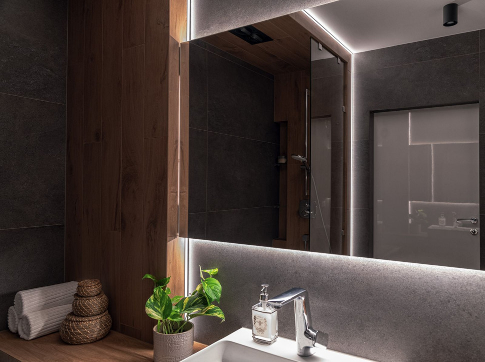Pionowe oświetlenie lustra w łazience