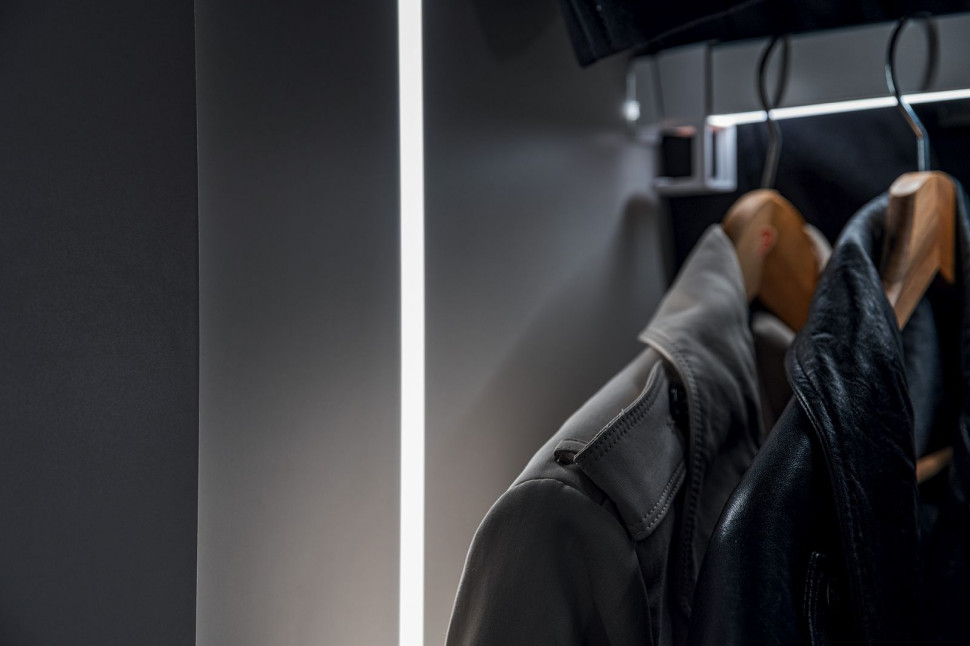 Pionowe oświetlenie w szafie