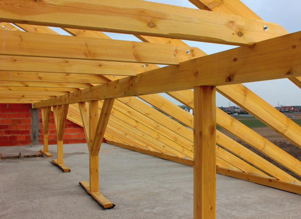 Słupy, pojawiające się w konstrukcji płatwiowo-kleszczowej, utrudniają zagospodarowanie poddasza