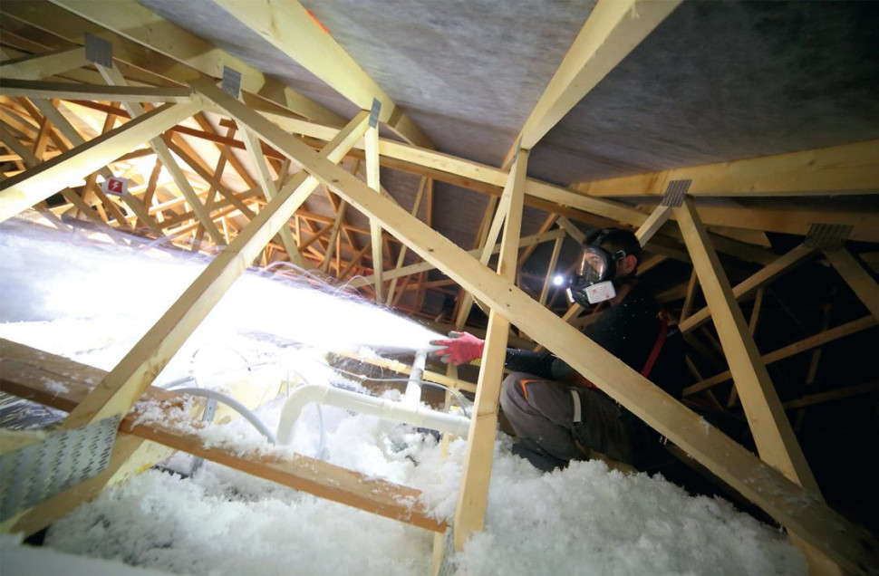 Dach wentylowany można ocieplić np. wdmuchiwaną wełną