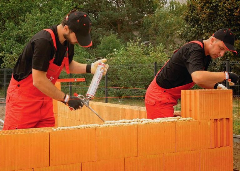 Murowanie na poliuretanową pianę z puszki