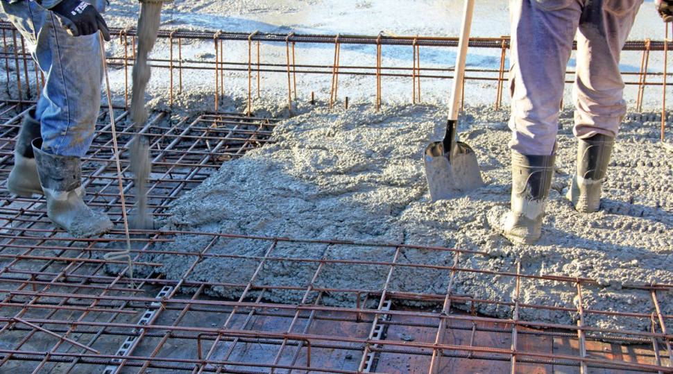 Strop monolityczny to zbrojenie ze stalowych prętów zalane betonem