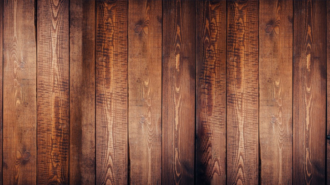 Jakie są zasady lakierowania drewnianej podłogi?