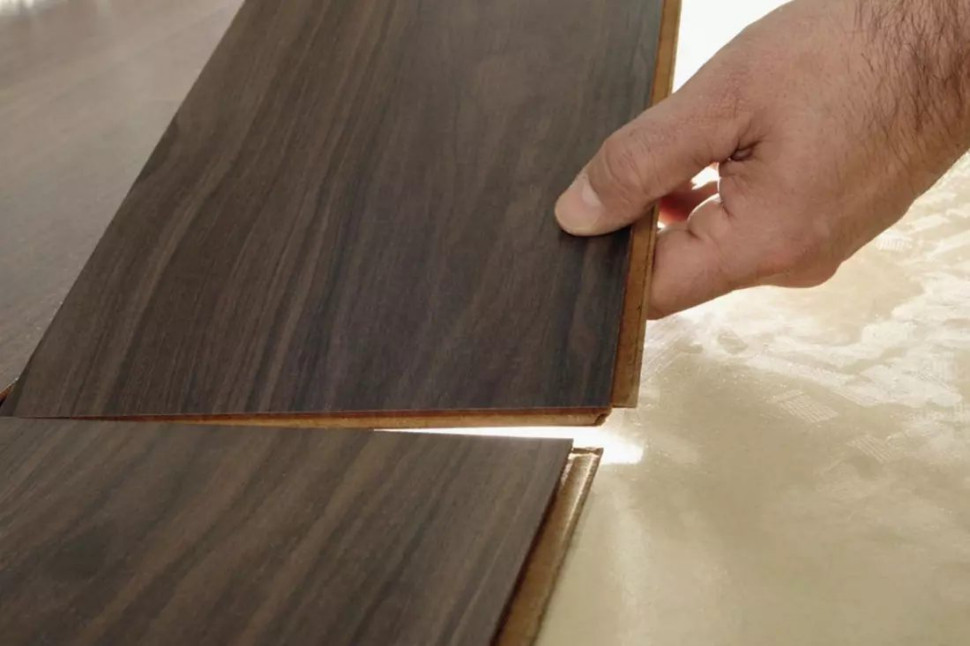 Gdy zarysowania są zbyt głębokie pozostaje wymienić pojedynczy panel podłogowy na nowy.